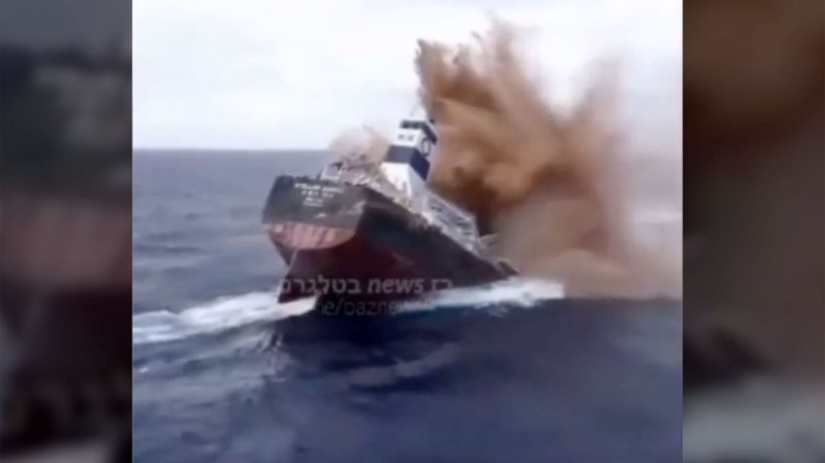Britská nákladní loď zasažená jemenskými povstalci šla ke dnu